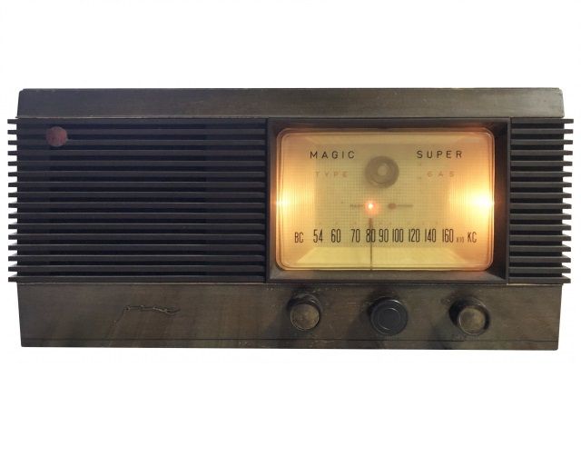 周波数を合わせた真空管ラジオ