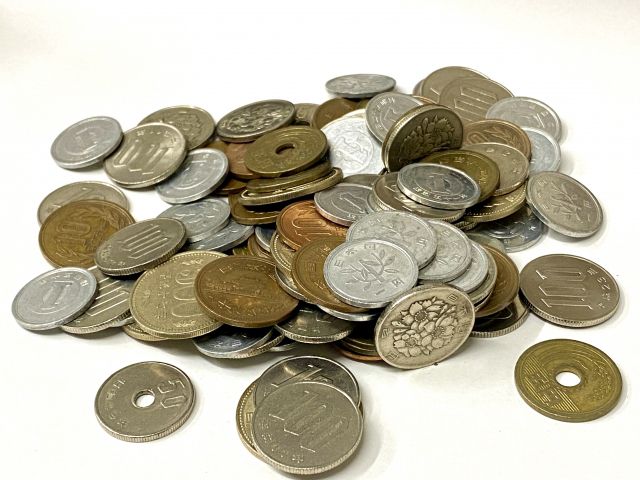 1円から500円までのたくさんの小銭