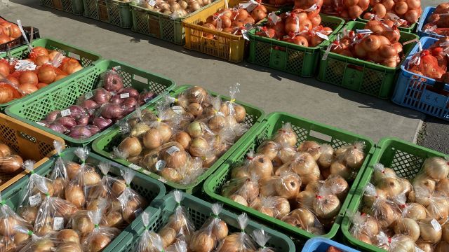 カゴで売られている各種野菜