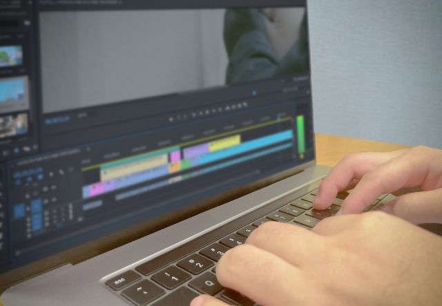 パソコンで動画編集する人