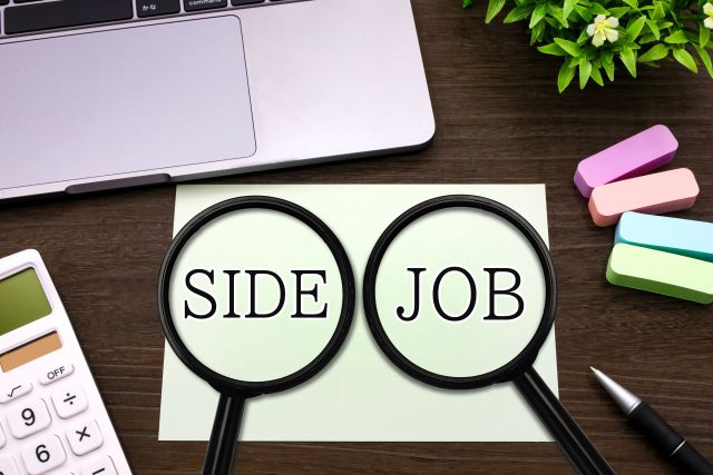 SIDE JOBの文字を虫眼鏡で見る