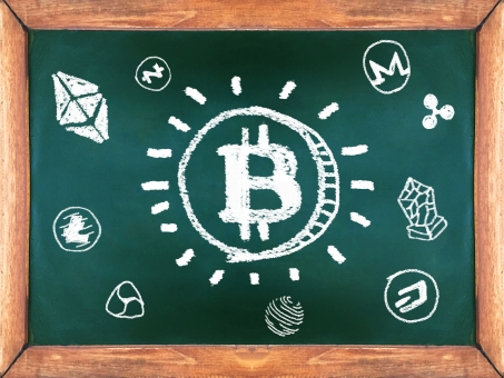 黒板に描かれた仮想通貨のイラスト