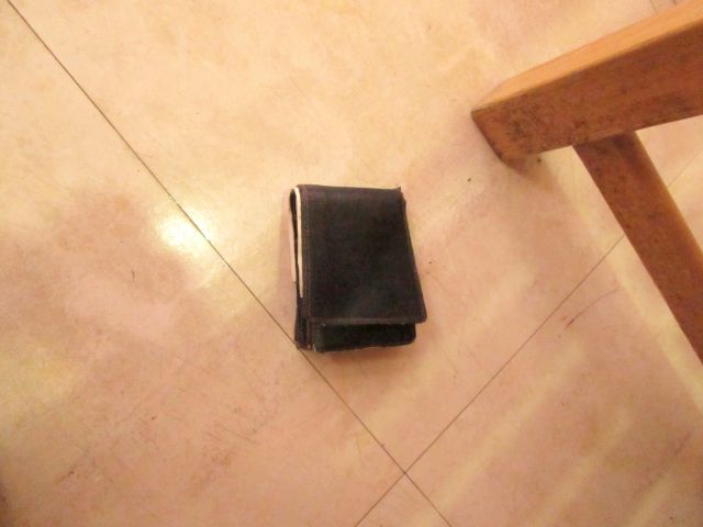 床に落ちている財布