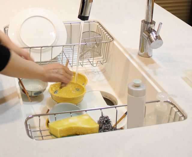 食器を洗う女性の手