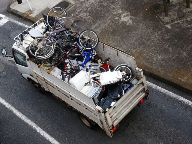 自転車を積む廃品回収業者