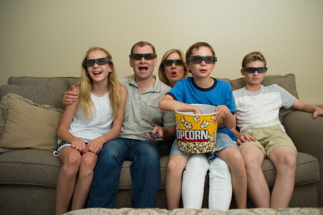 ３D映像のテレビを観る家族