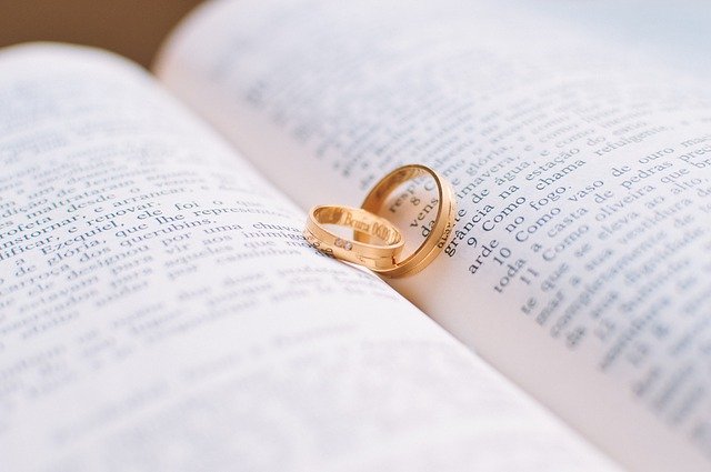 本の間に挟まれた結婚指輪
