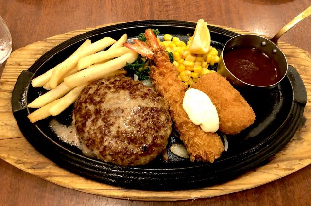 ハンバーグとエビフライとポテトの洋食プレート