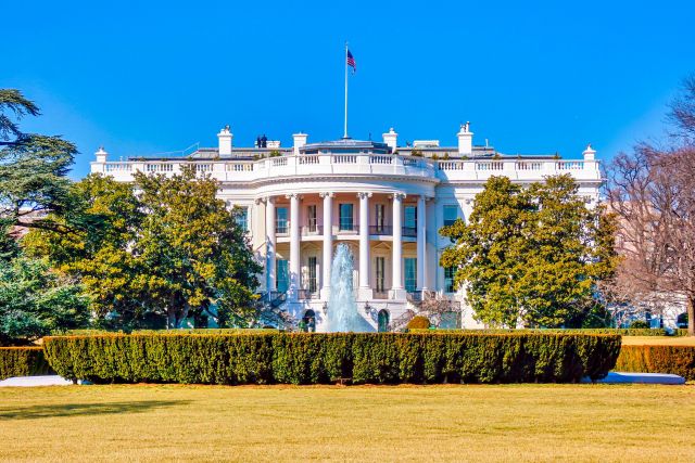 青空の中のホワイトハウス