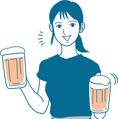 両手にビールジョッキを持つ女性