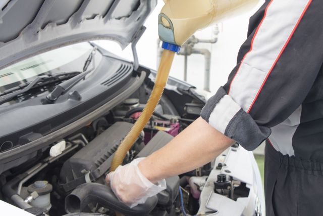 オイル交換するカーショップの定員