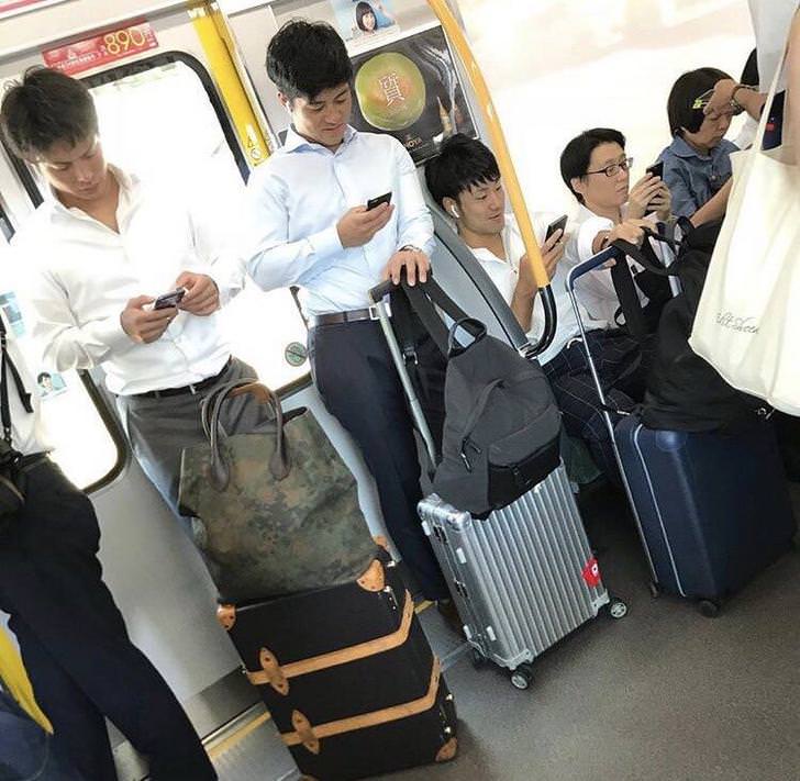 電車内の男性ら