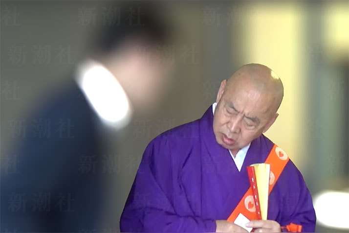 紫の袈裟を着た僧侶