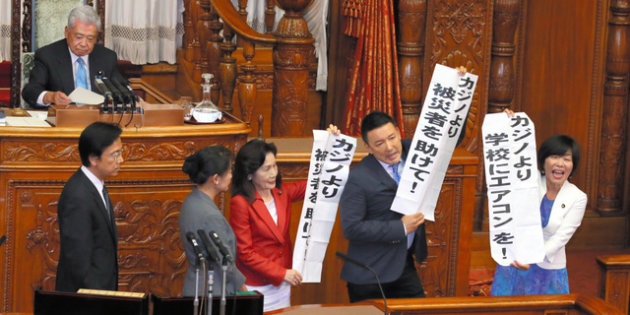 国会で抗議する議員ら