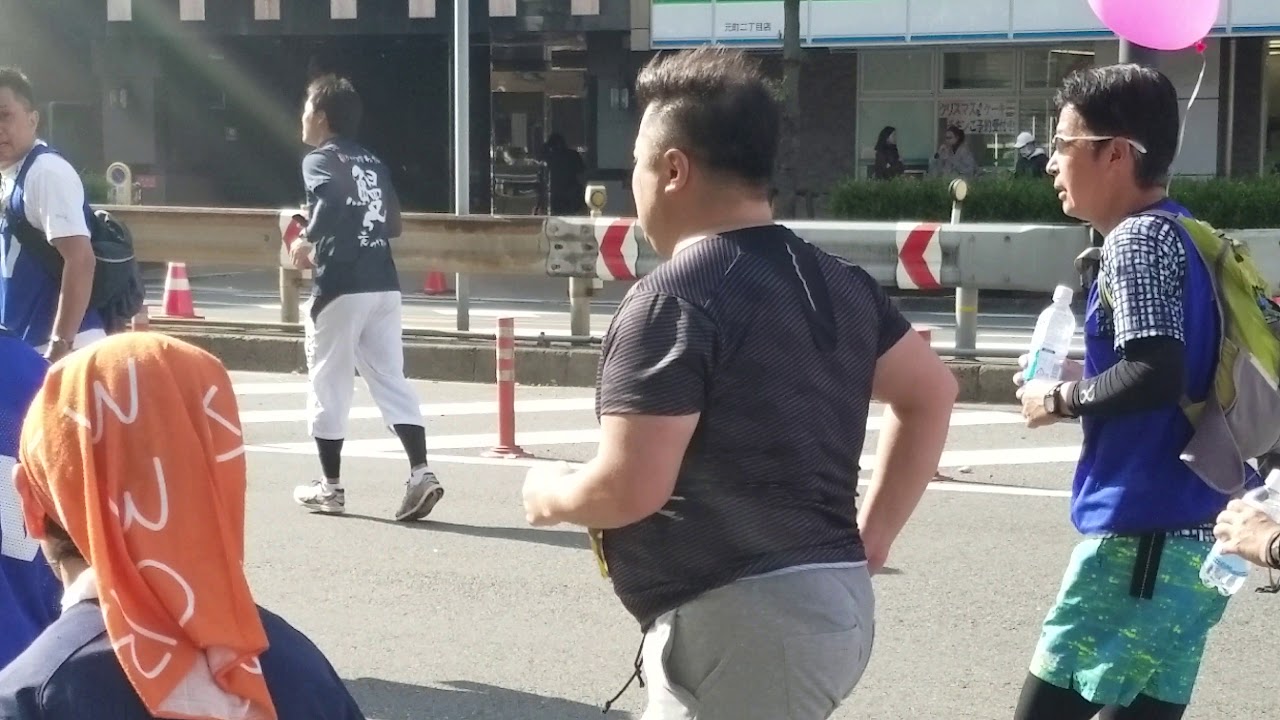 走る黒Tシャツの男性