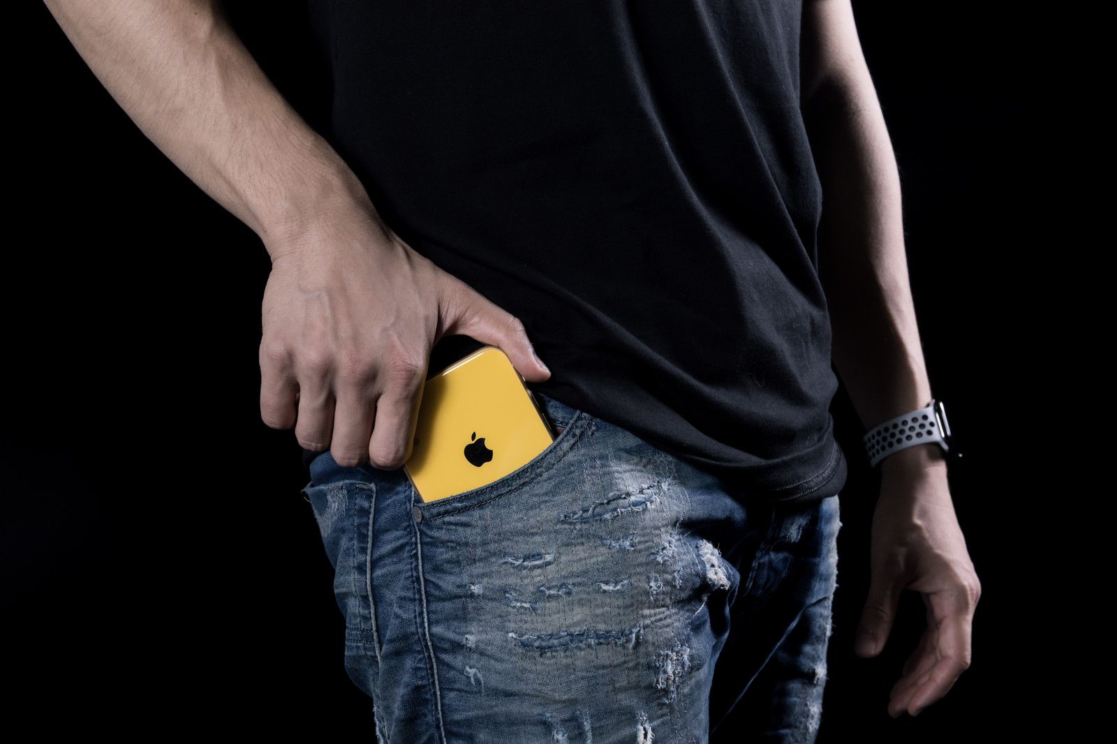 ポケットからチラ見せする黄色いiPhoneXR