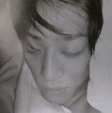 男性の寝顔白黒写真