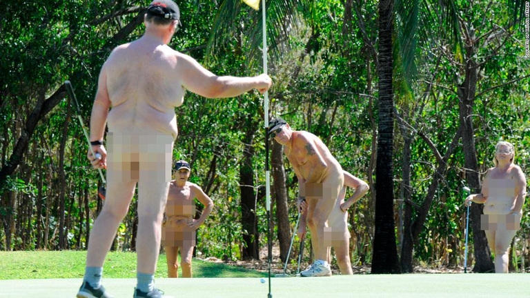 裸でプレーするゴルファーら