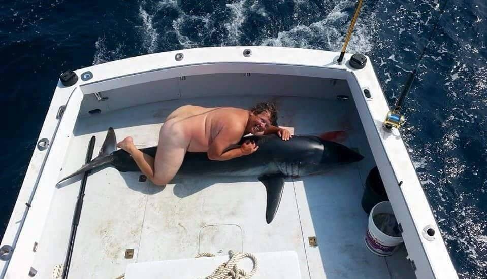 全裸でサメと疑似性行為する男性