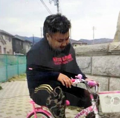 子供用自転車に乗る男性