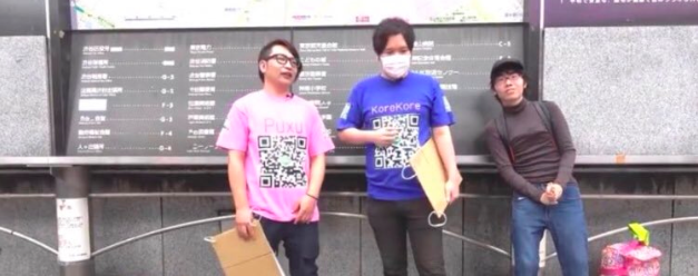 マスクをした男性とピンクのTシャツの男性と女性