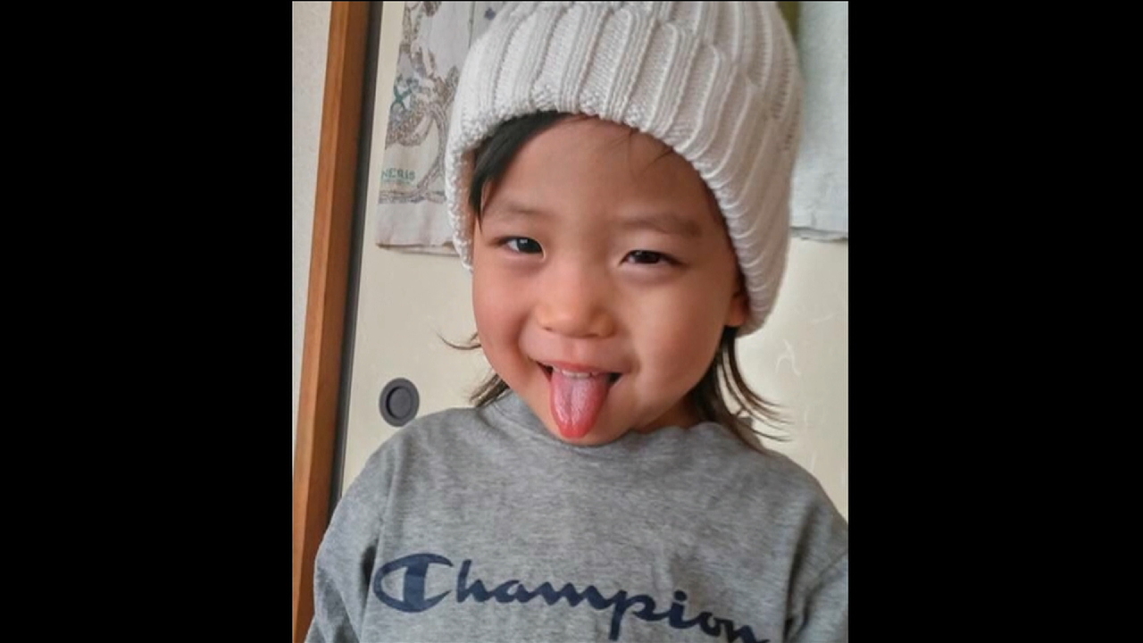 舌を出している子供